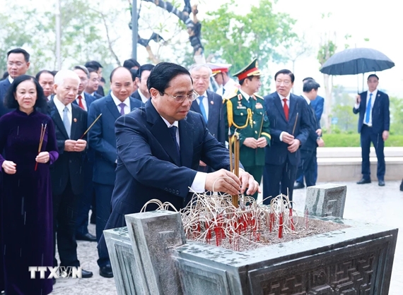 Le Premier ministre rend hommage aux Héros morts pour la Patrie à Dien Bien Phu