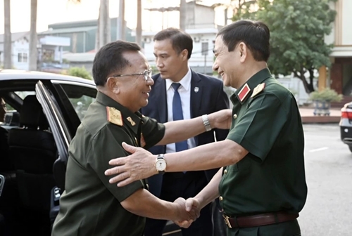 Le ministre de la Défense reçoit le vice-Premier ministre lao et ministre de la Défense