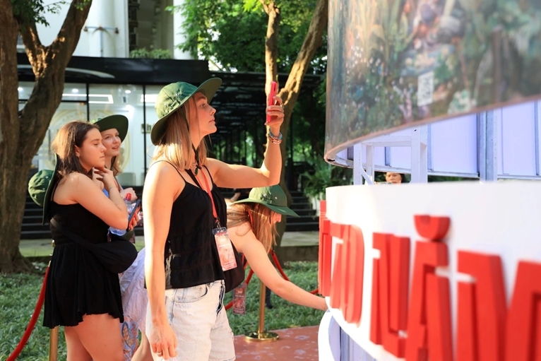 L exposition panoramique interactive sur la Victoire de Diên Bien Phu attire les visiteurs étrangers