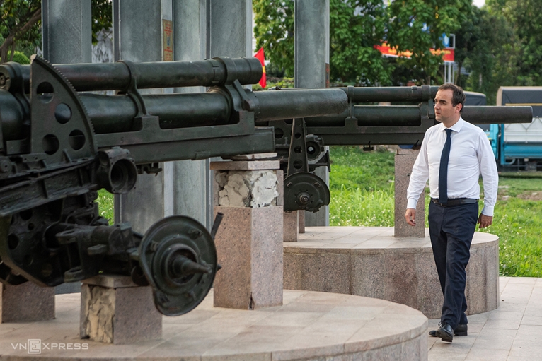 Le ministre français des Armées visite des lieux historiques de la bartaille Dien Bien Phu