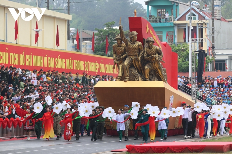 Célébration grandiose du 70e anniversaire de la Victoire de Diên Biên Phu