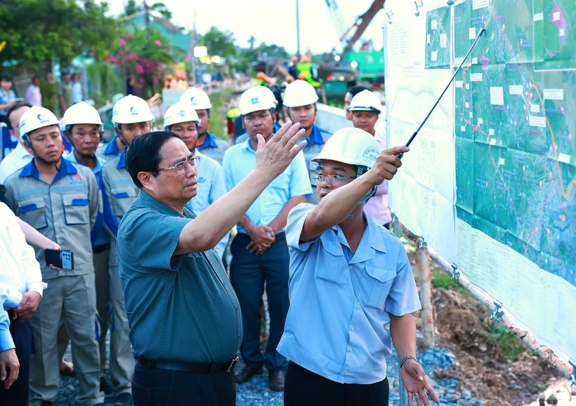 Le Premier ministre examine des projets d infrastructures de transport à Can Tho