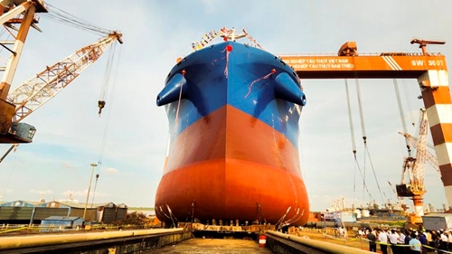 Mise à flot du plus grand cargo construit au Vietnam