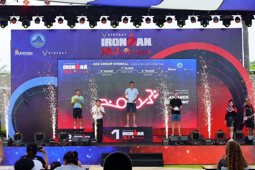 Remise des prix du 8e triathlon VinFast IRONMAN 70 3 Vietnam à Da Nang