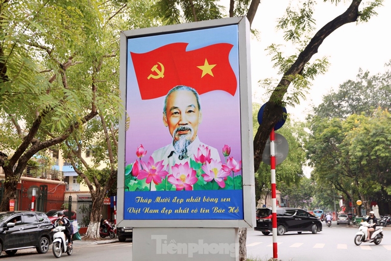 Les rues de Hanoï décorées pour les célébrations de l anniversaire du Président Hô Chi Minh
