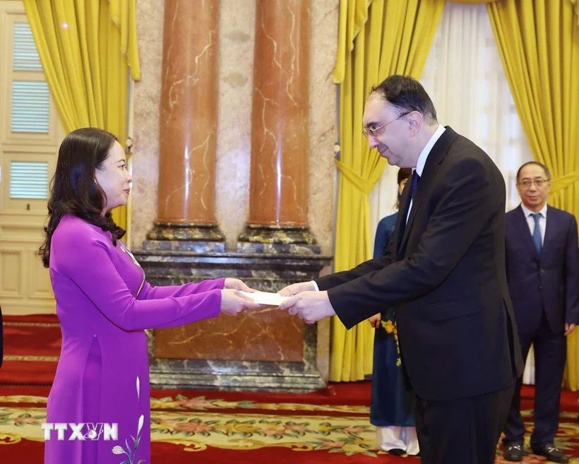 La présidente p. i Vo Thi Anh Xuan reçoit de nouveaux ambassadeurs