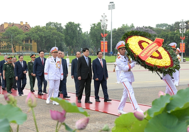 Les dirigeants rendent hommage au Président Ho Chi Minh