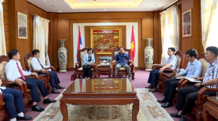 北宁省人民委员会主席阮香江探访越南驻老挝大使馆