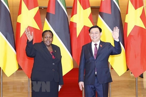 莫桑比克议会议长埃斯佩兰卡•比亚斯圆满结束对越南的访问