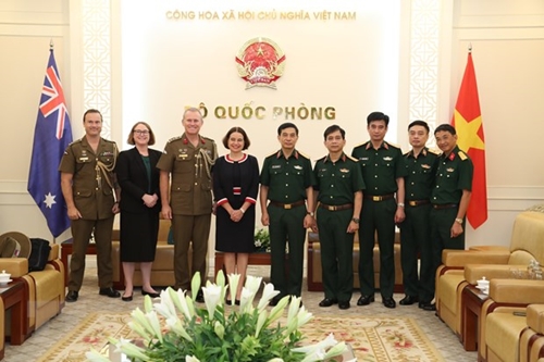 越南国防部长藩文江会见澳大利亚驻越大使