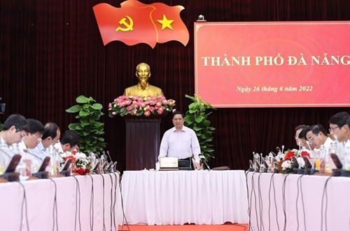 范明正总理与岘港市领导班子举行工作会议