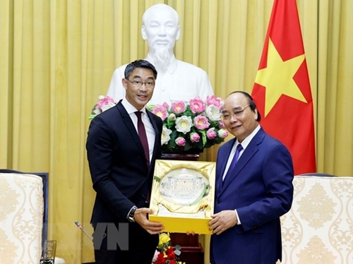 越南国家主席阮春福会见越南驻瑞士名誉领事菲利普•罗斯勒