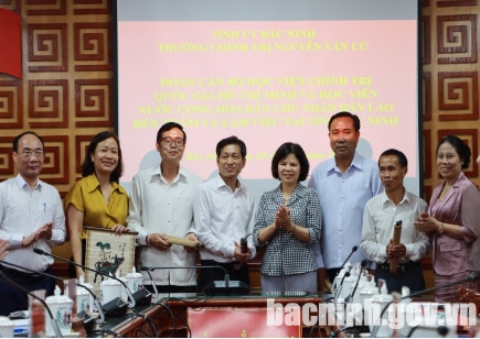 胡志明国家政治学院干部和老挝学员代表团对北宁省进行考察
