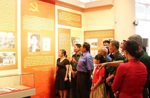 “阮文渠总书记——越南党和革命的杰出领袖”专题展开展