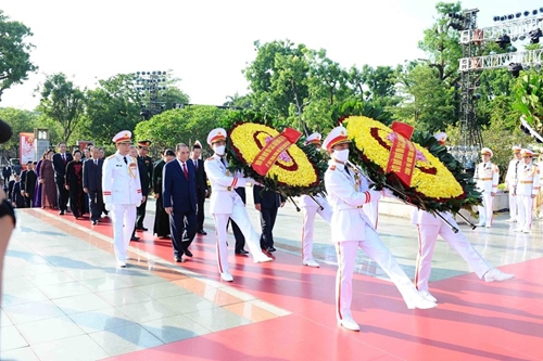 越南党和国家领导人敬香缅怀各位英雄烈士（组图）