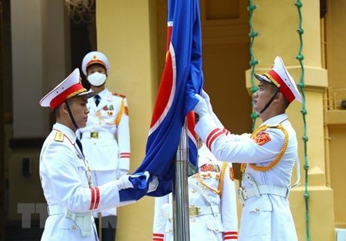 纪念东盟成立55周年升旗仪式在河内隆重举行