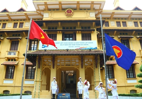 越南外交部举行东盟盟旗升旗仪式 庆祝东盟成立55周年（组图）
