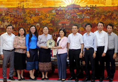 北宁省人民委员会主席阮香江会见老挝驻胡志明市总领事