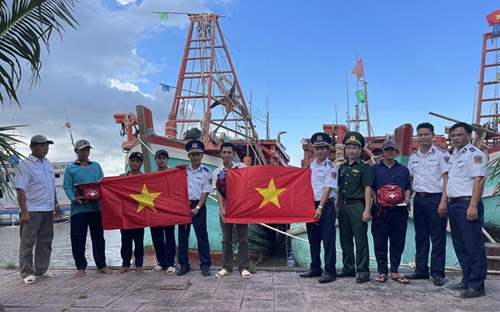 第四海警区向金瓯省渔民赠送4000面国旗