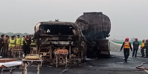 巴基斯坦一客车与油罐车相撞起火致20人死亡