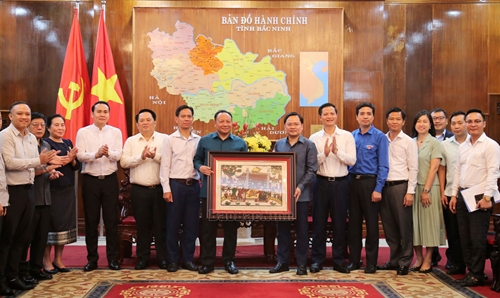 老挝人民革命青年团中央书记处书记蒙赛•劳姆松访问北宁省