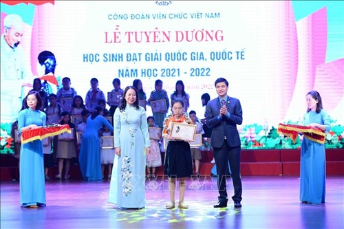越南国家副主席武氏映春向成绩优异的学生颁奖