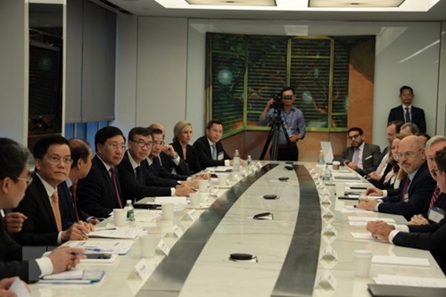 越南政府副总理范平明与美国商界代表举行座谈会
