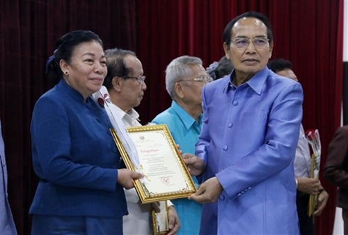越老建交60周年：老挝举行有关越老特殊关系文学作品奖颁奖仪式