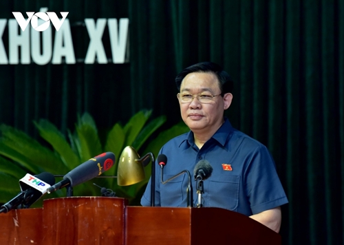 越南国会主席王廷惠与海防市选民进行接触