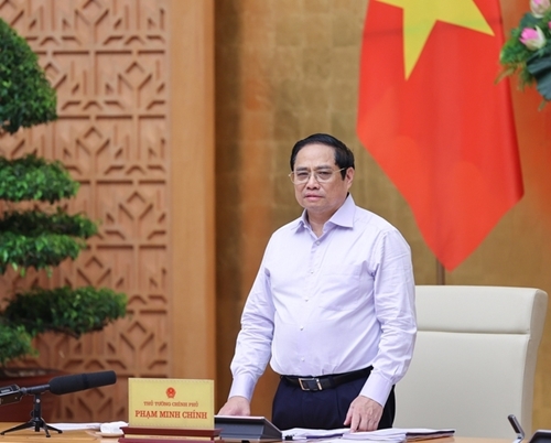 越南政府总理范明正主持与地方政府的在线会议