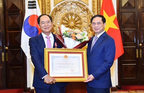 越南向韩国驻越南大使朴能运授予友谊勋章