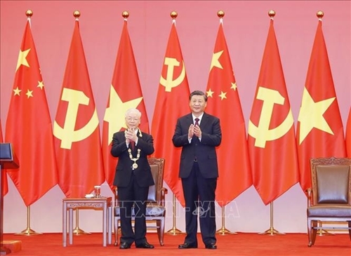 越共中央总书记阮富仲获授中华人民共和国“友谊勋章”