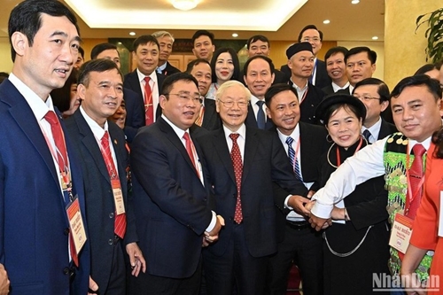 越共中央总书记阮富仲会见出席全国乡级祖国阵线主席和典型祖国阵线工作委员会主任表彰大会的代表