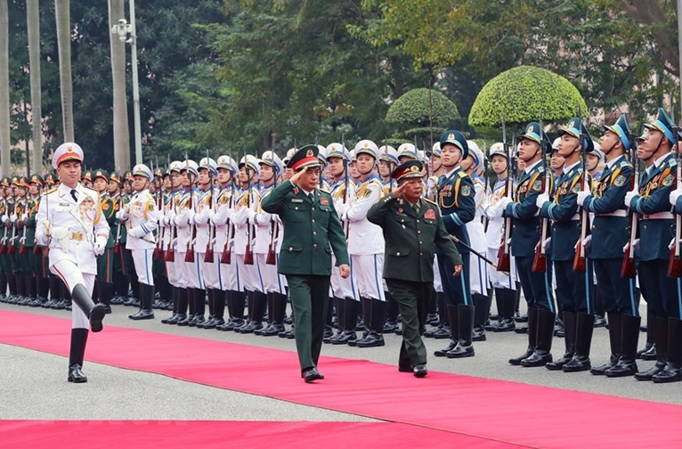 老挝国防部长对越南进行正式访问（组图）