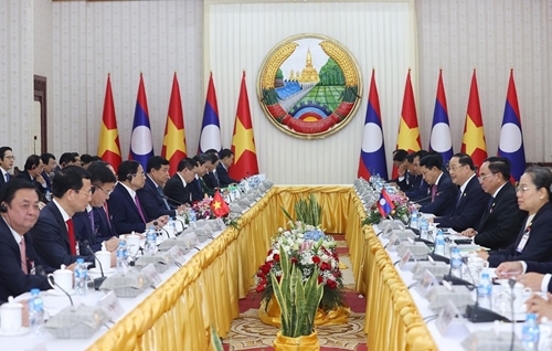 越南政府总理范明正与老挝总理宋赛·西潘敦举行会谈