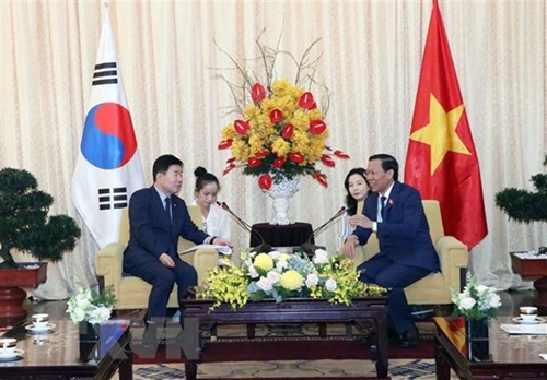 胡志明市人民委员会主席潘文买会见韩国议会议长金振杓一行