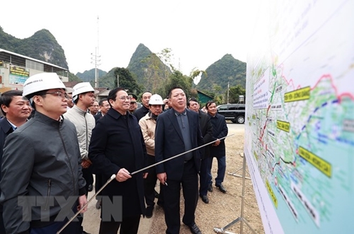 范明正总理视察高平省基础设施建设项目