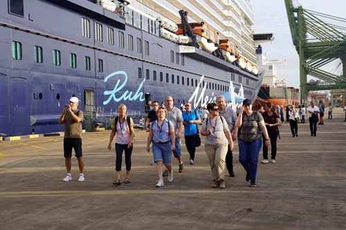 ​
农历新年伊始承载2370名外国游客的国际游轮抵达巴地头顿省