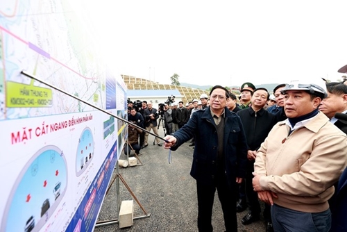 越南政府总理范明正：确保高速公路按时保质完工，避免项目投资总额超出预算