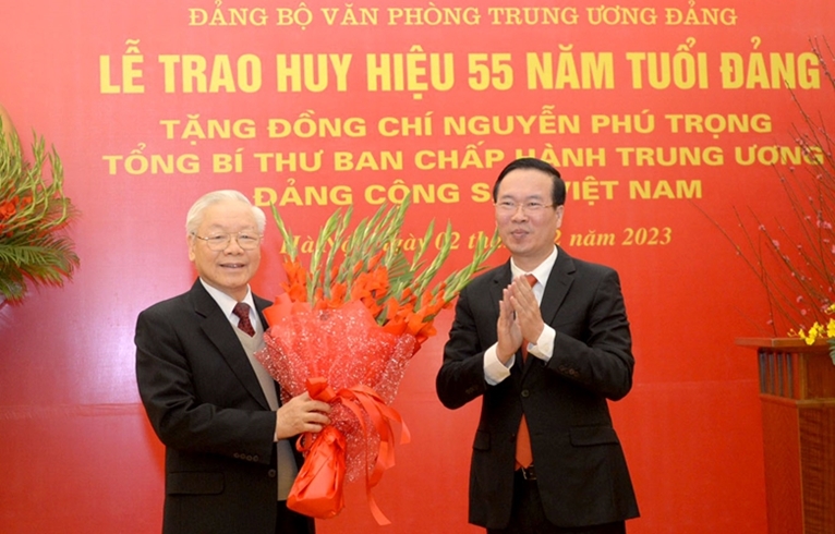 越共中央总书记阮富仲荣获55年党龄章（组图）