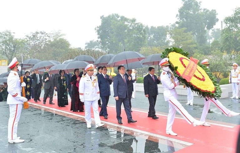 越南共产党建党93周年：党和国家领导人入陵瞻仰胡志明主席遗容