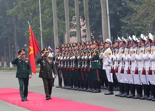 潘文江大将举行仪式 欢迎柬埔寨副首相兼国防大臣迪班大将访越