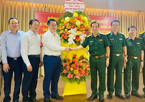 越共中央宣教部部长视察胡志明市一些医疗单位并致以节日祝贺