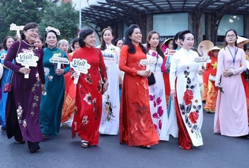 胡志明市：3000人参加奥黛步行活动