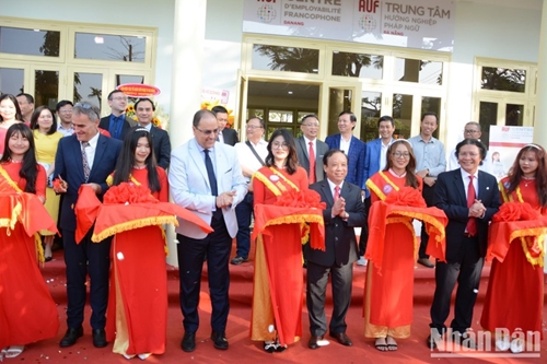岘港市法语职业咨询中心正式揭牌