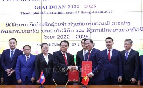 胡志明市与老挝华潘省签署合作谅解备忘录