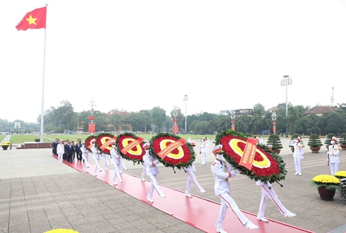 南方解放、国家统一48周年：越南党和国家领导人入陵瞻仰胡志明主席遗容（组图）