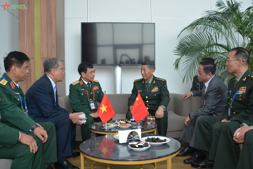 越南防长潘文江大将会见中国国防部长李上福上将