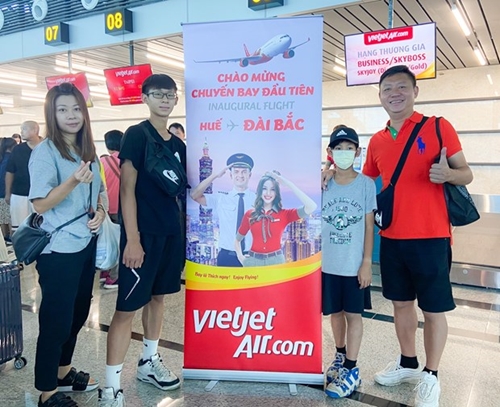 越捷将首批中国台湾游客送往顺化市富牌机场新航站楼