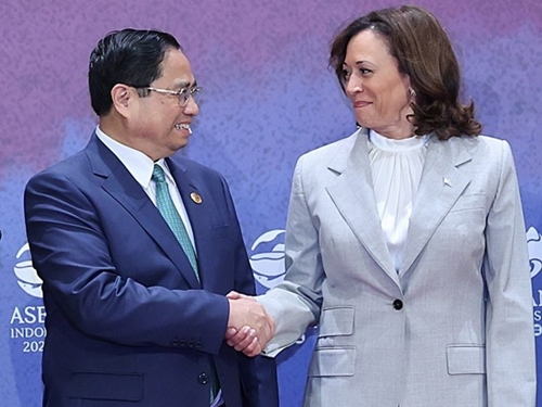 越南政府总理范明正会见美国副总统哈里斯
